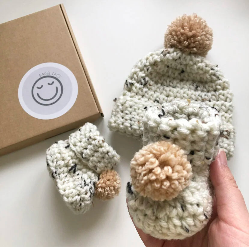 Pom-Pom Hat & Bootie Set (Oatmeal Speckle)